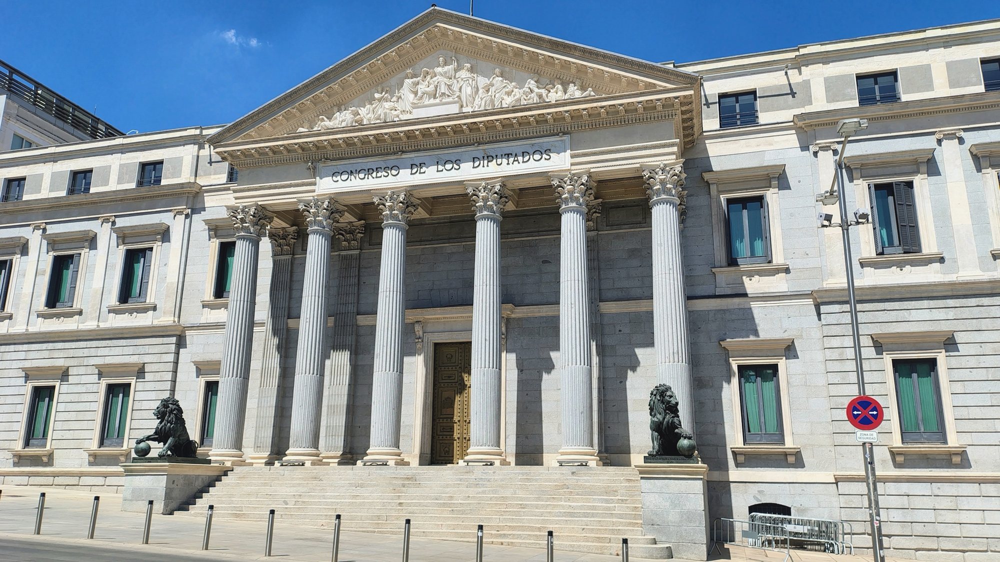 Fachada neoclásica de un edificio institucional