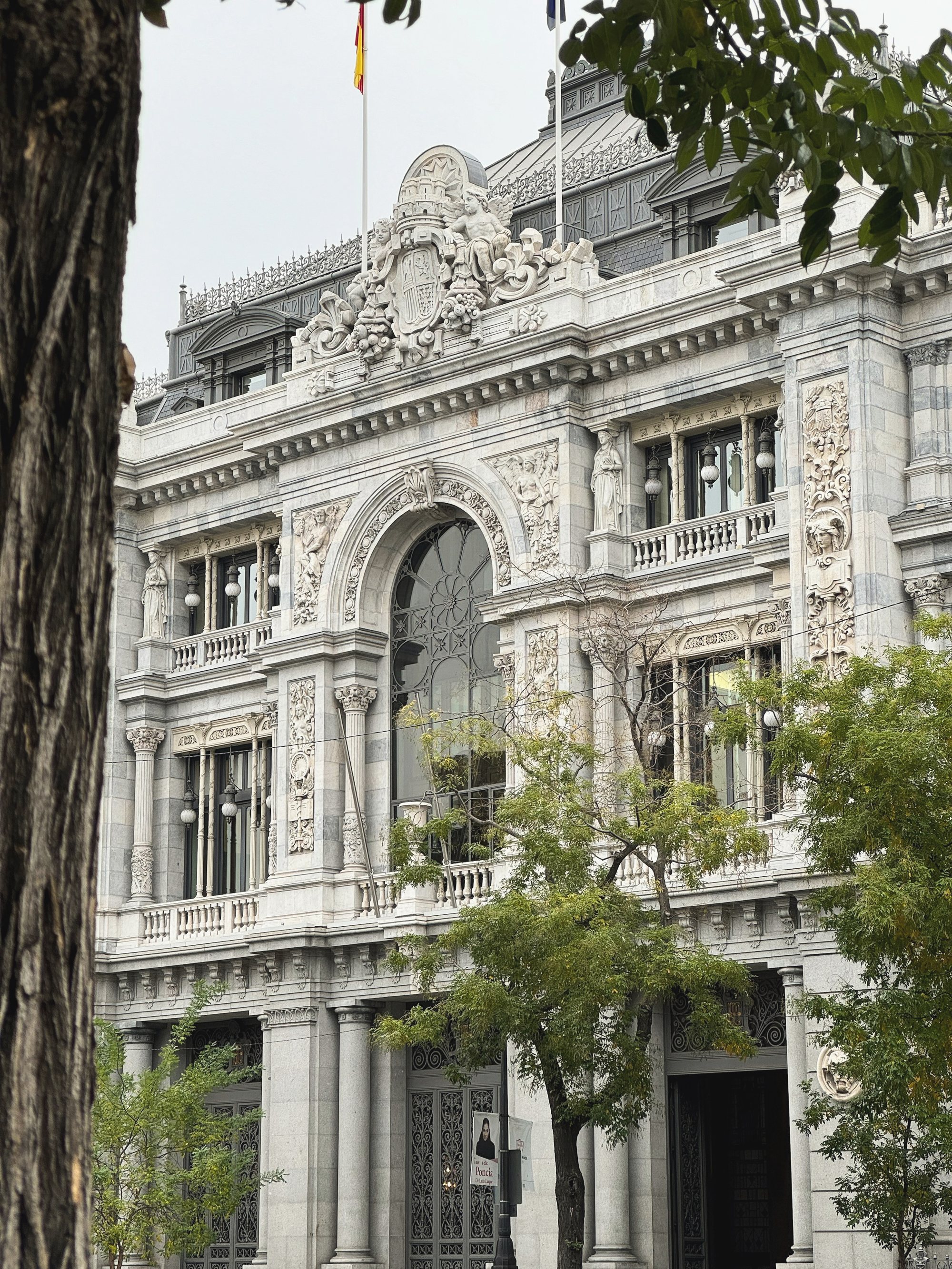 Fachada de piedra de un edificio institucional